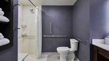 Ein modernes Badezimmer mit Dusche, Toilette und Handtuchhalter.