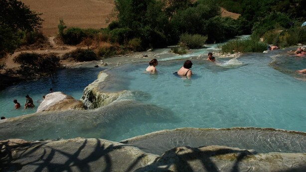 A natural hot spring with clear water, surrounded by rocks and greenery. - Agriturismo Cavallin del Bufalo (Manciano)
