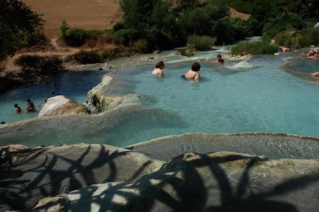Una piscina al aire libre de temporada