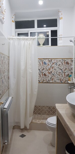 Family House, 2 Bedrooms | Bathroom | Shower, rainfall showerhead, hair dryer, towels - Akram Guest House (Azrou)