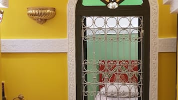 Nhà dành cho gia đình, 2 phòng ngủ | Khu phòng khách | TV màn hình phẳng, lò sưởi