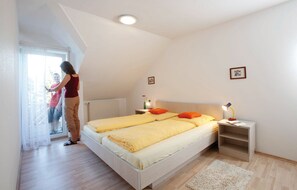 1 bedroom, desk, WiFi, bed sheets