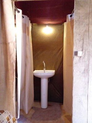 Shower, rainfall showerhead, towels, soap - Gamra camp (Taouz)