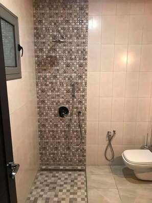 Apartment | Bathroom | Shower, rainfall showerhead, towels - Résidence La Perle (Djerba Midun)