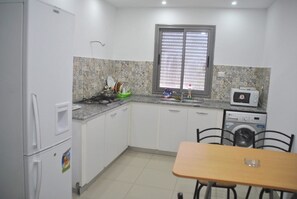 Apartment | Private kitchen | Fridge, microwave, stovetop, espresso maker - Résidence La Perle (Djerba Midun)