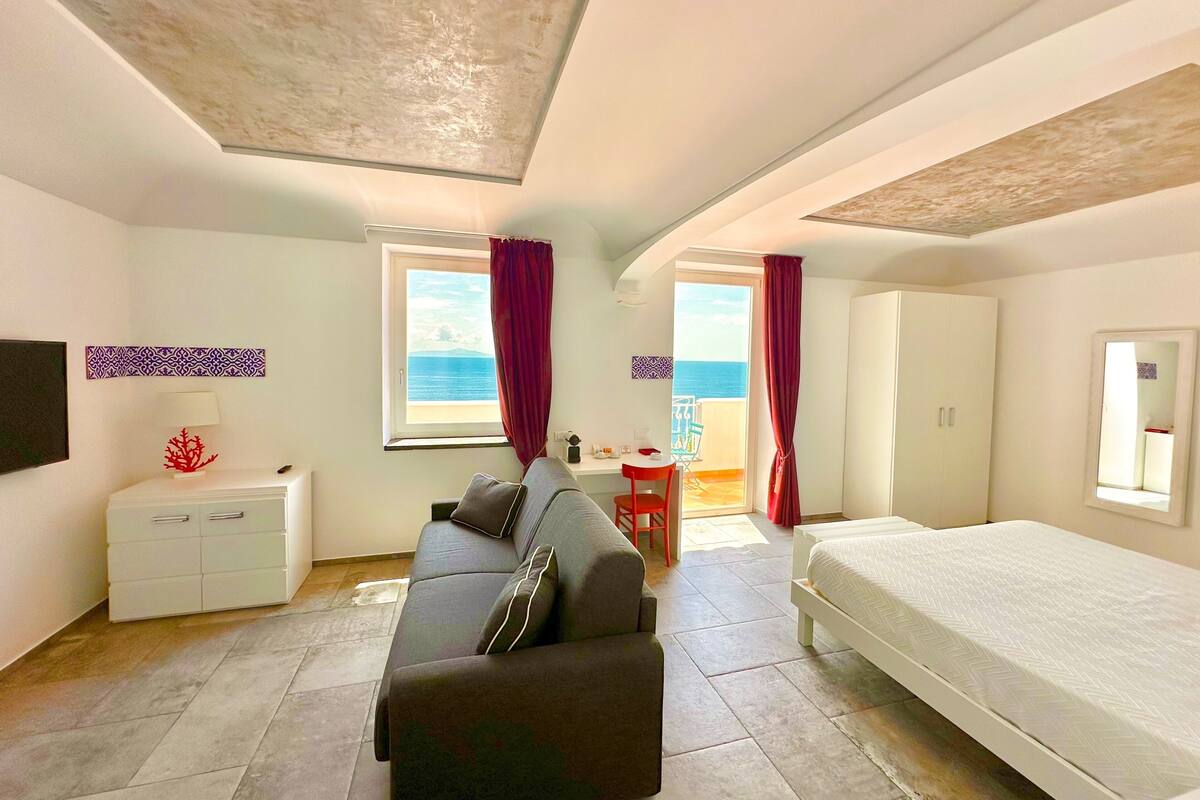 Deluxe Suite with Sea View Balcony | Premium bedding, pillowtop beds, minibar (some free items), in-room safe