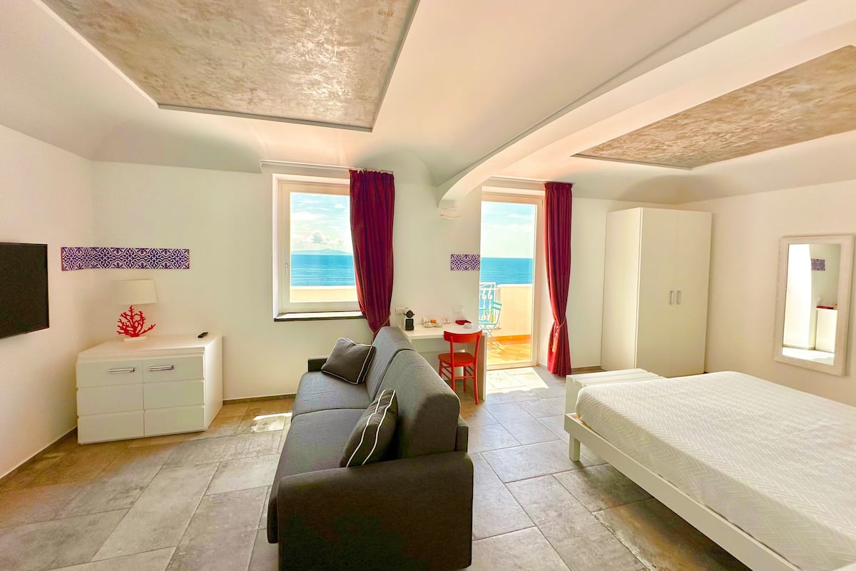 Deluxe Suite with Sea View Balcony | 1 camera, biancheria da letto di alta qualità, materassi a doppio strato