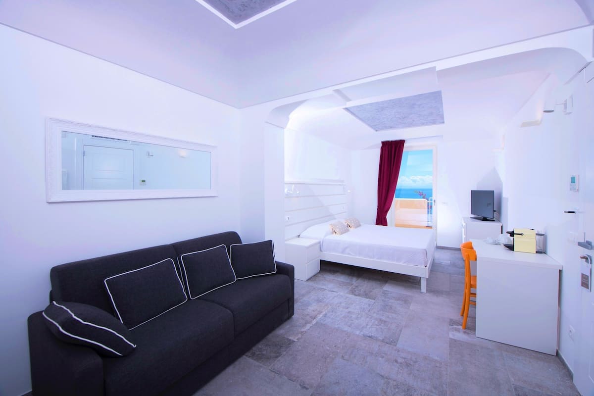 Junior Suite with Sea View Balcony | 1 camera, biancheria da letto di alta qualità, materassi a doppio strato