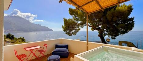 Jacuzzi Suite with Sea View Terrace | Vue de la chambre