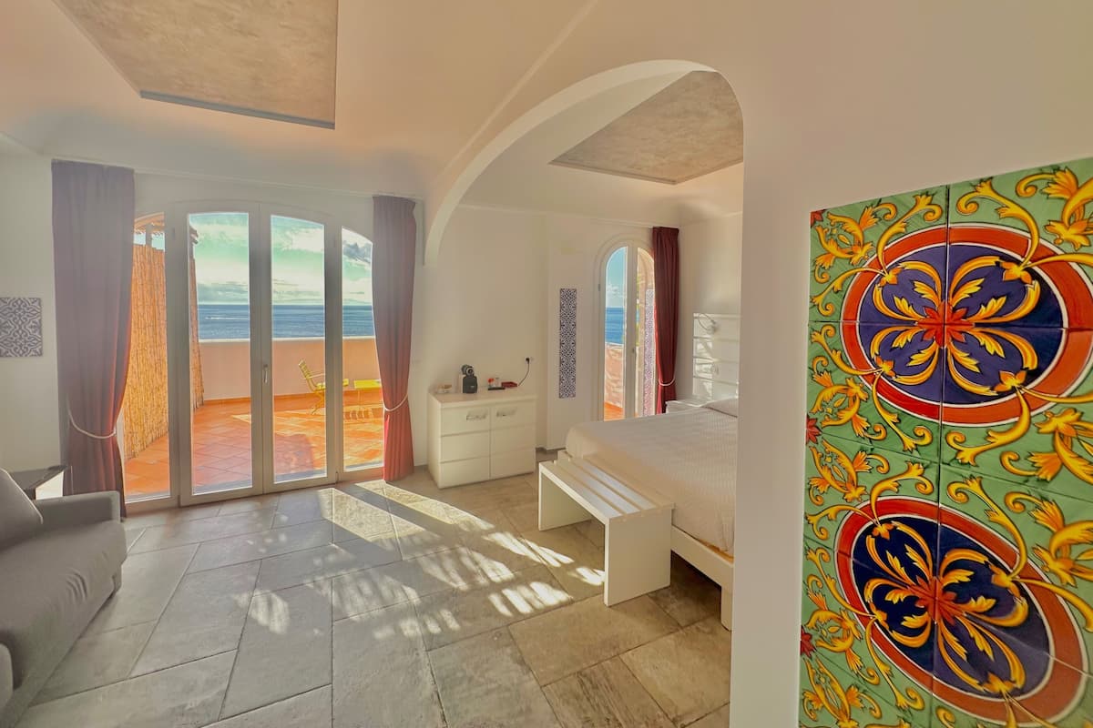 Grand Suite with Sea View Terrace | 1 camera, biancheria da letto di alta qualità, materassi a doppio strato