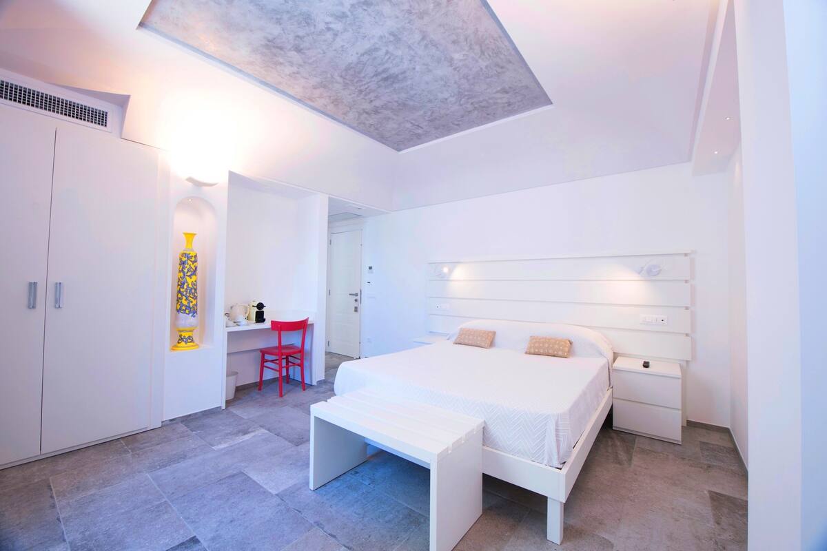 Deluxe Room with Lateral Sea View | Premium bedding, pillowtop beds, minibar (some free items), in-room safe