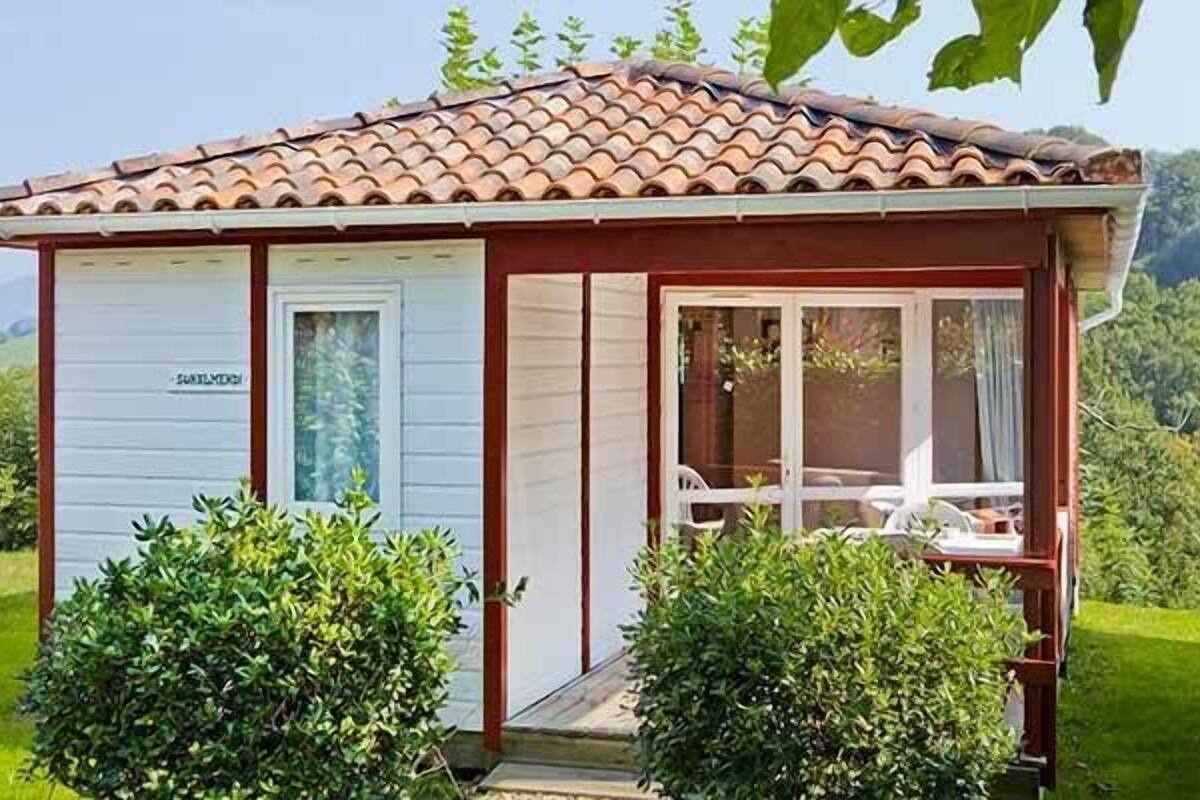 Cabin, 2 Bedrooms (Fabre) | Iron/ironing board (on request), cribs (free)