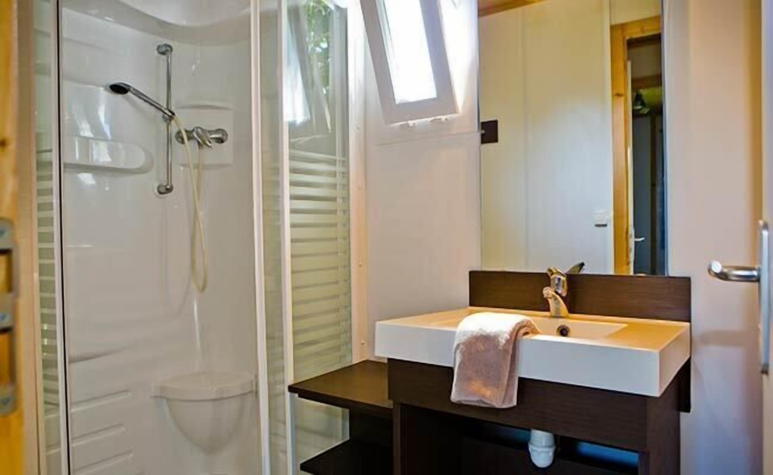 Cabane Confort, 2 chambres | Salle de bain | Douche, sèche-cheveux, serviettes fournies, papier toilette