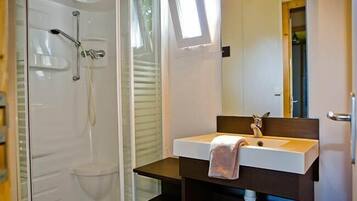 Comfort Cabin, 2 Bedrooms | Bathroom | Shower, hair dryer, towels, toilet paper