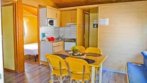 Cabin, 2 Bedrooms (Ballario) | In-room dining - Camping La Petite Rhune (Sare)