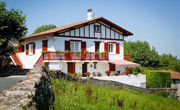 Cottage (Axuria) | Individually decorated, individually furnished, iron/ironing board - Gite la Petite Rhune (Sare)