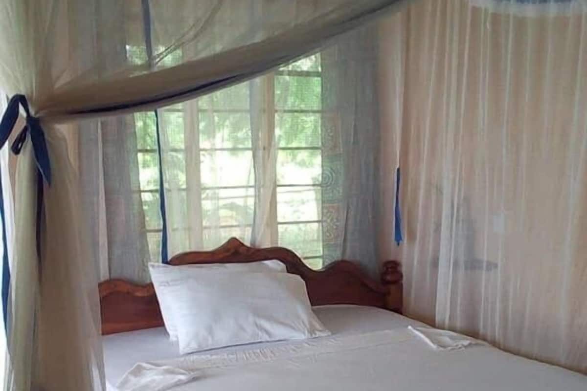 Deluxe Double Room, 1 Double Bed | Desk, laptop workspace, bed sheets