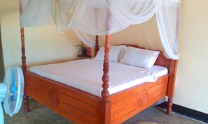 Escritorio, espacio para trabajar con laptop y ropa de cama 