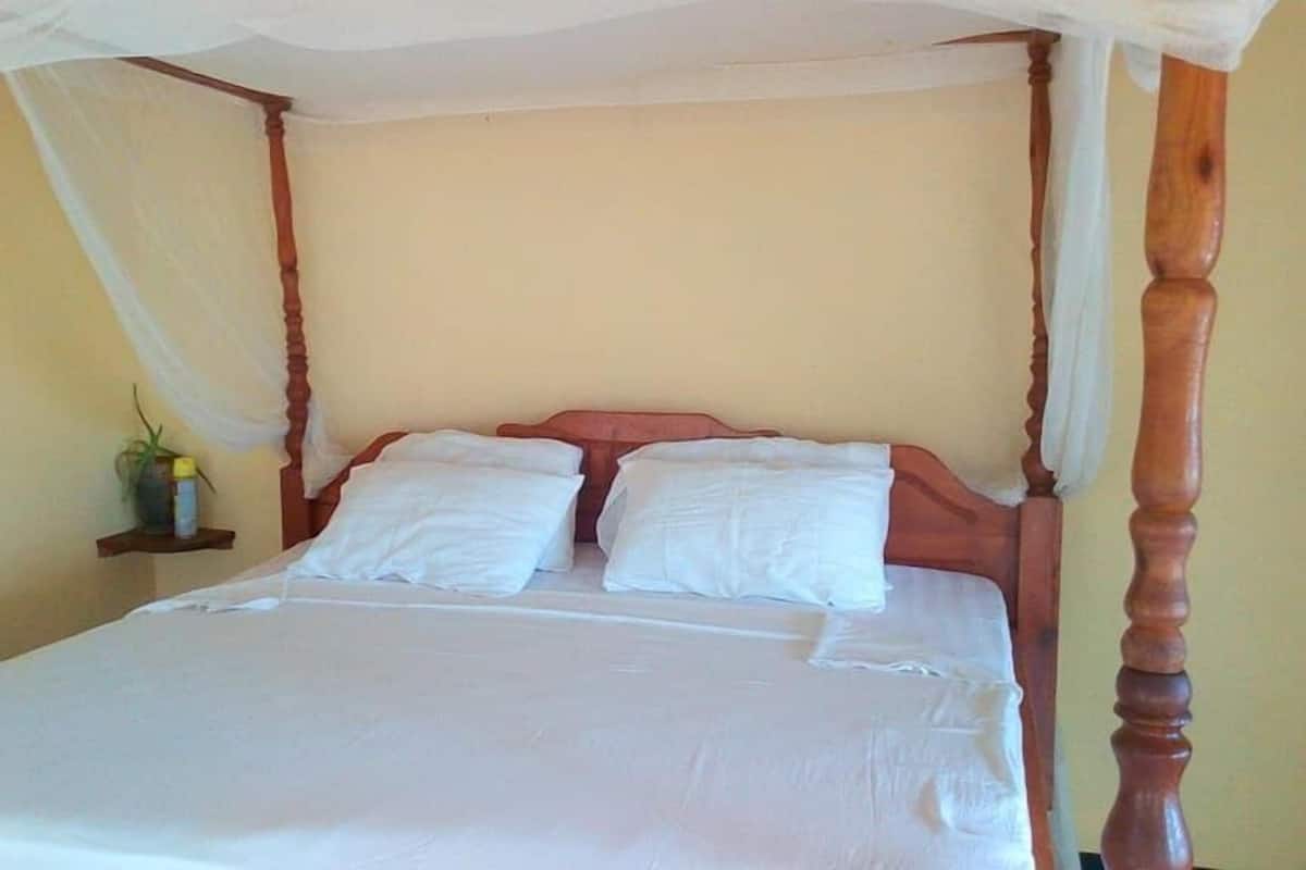 Deluxe Double Room, 1 Queen Bed | Desk, laptop workspace, bed sheets