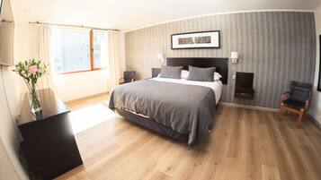 Deluxe Room | Bathroom | Combined shower/tub, deep soaking tub, rainfall showerhead, hair dryer