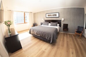 Quarto luxo | Banheiro | Chuveiro/banheira combinados, banheira de imersão