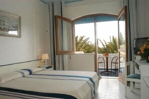 Individually furnished, desk, cots/infant beds, bed sheets - New Residence Azzolini (Carini)