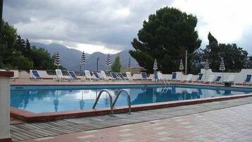 Piscine extérieure (ouverte en saison), parasols de plage