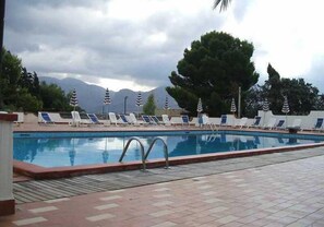 Seasonal outdoor pool, open 9:00 AM to 6:00 PM, pool umbrellas - New Residence Azzolini (Carini)