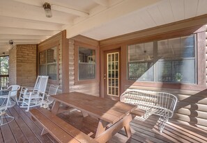 Outdoor dining - Cozy Family Retreat: Summit Pines - Fall Special (Greer)