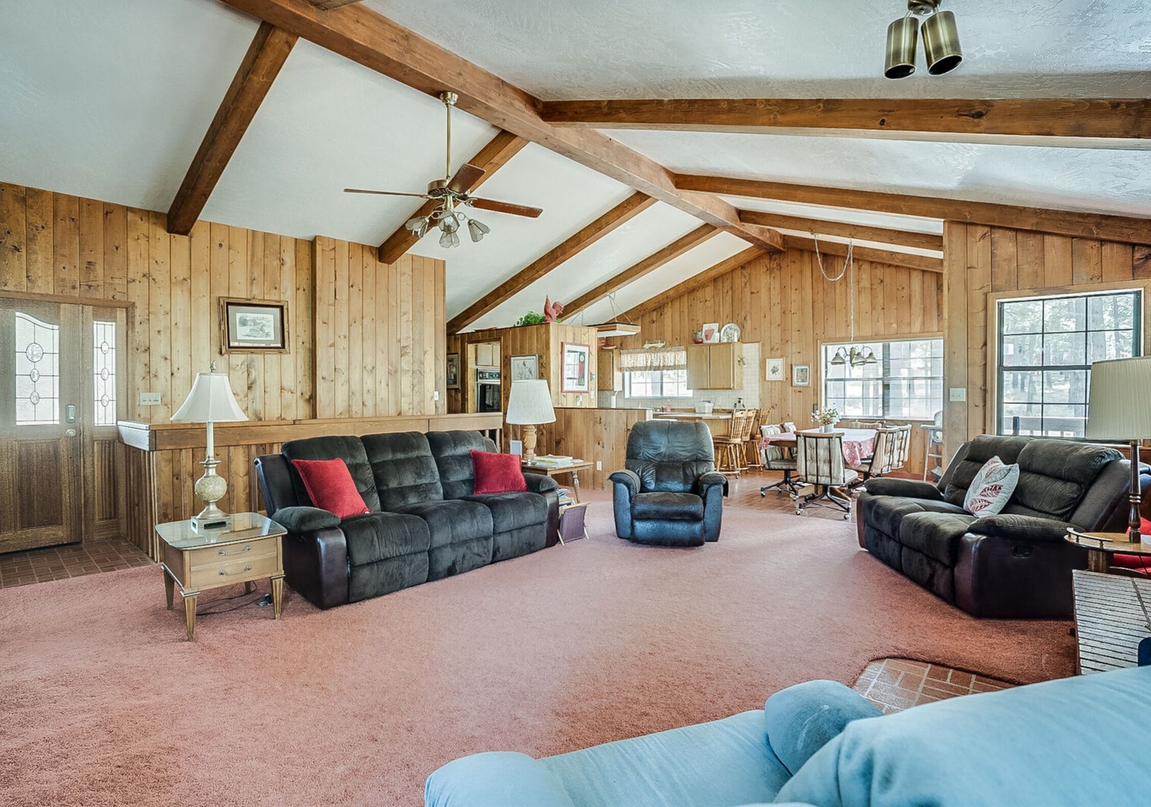 Fernseher, Kamin, DVD-Player, Tischfußball