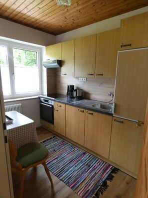Fridge, microwave, oven, coffee/tea maker - Apartment 2 - House Römerweg (Strobl)