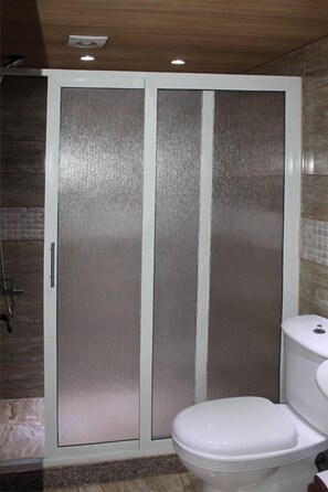 Combined shower/bathtub, hair dryer, slippers, bidet - Koura Nakhla Apartment (Btouratij)