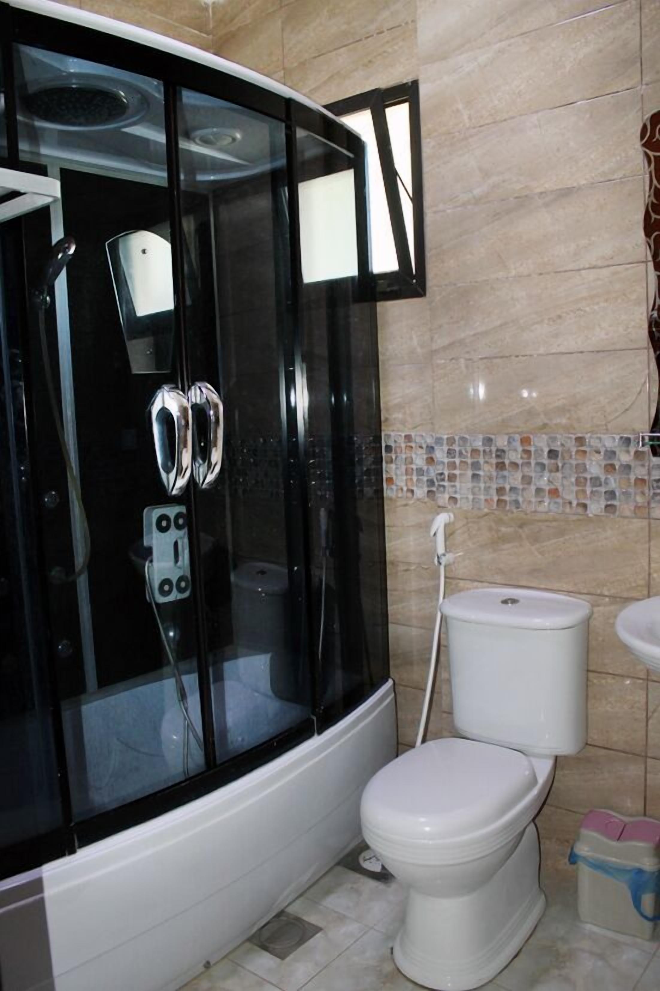Combined shower/bathtub, hair dryer, slippers, bidet
