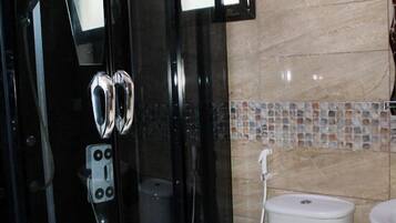 Combined shower/bathtub, hair dryer, slippers, bidet