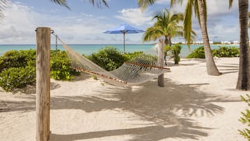 Nära stranden och vit sandstrand