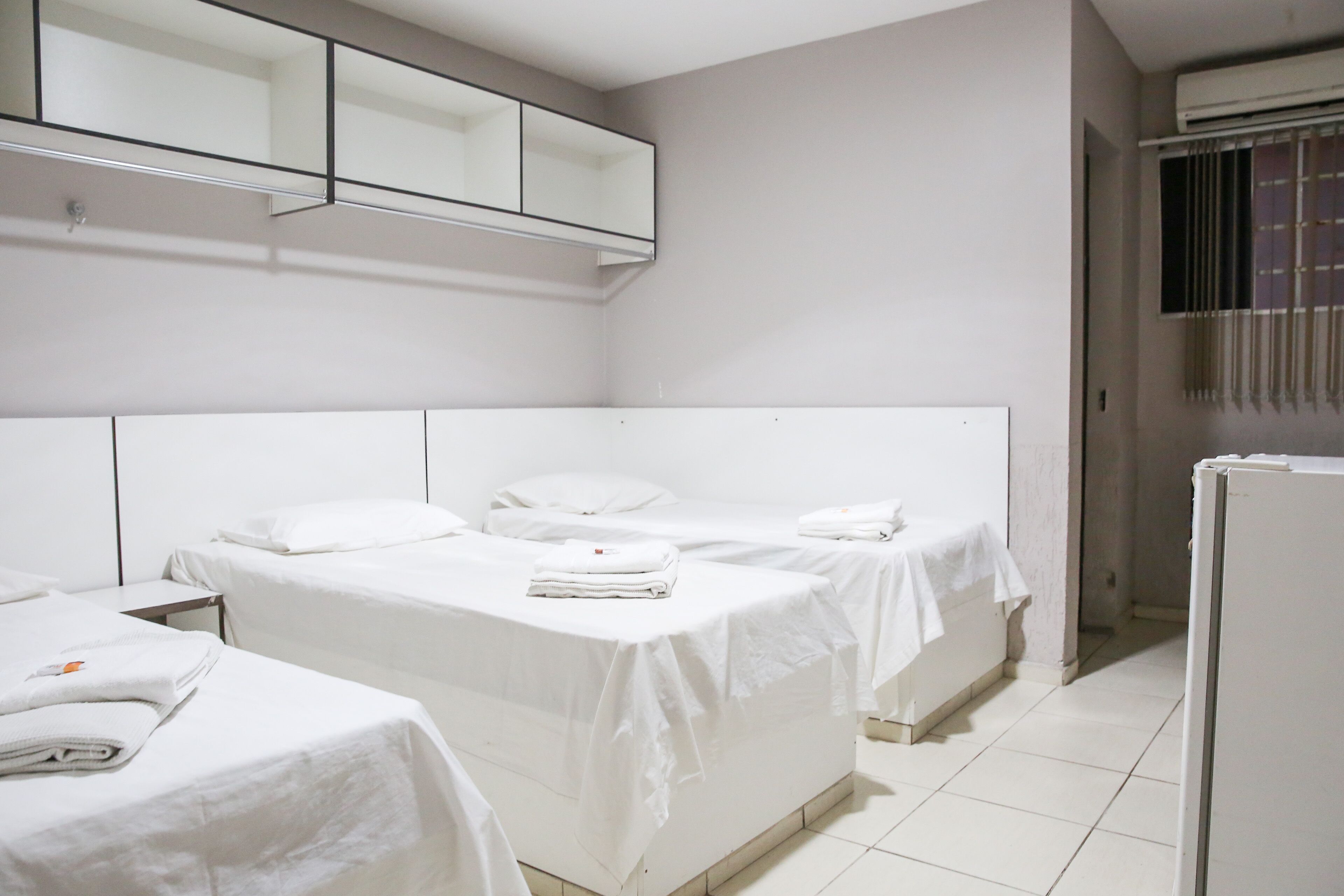 Ropa de cama hipoalergénica, minibar, cortinas blackout y wifi gratis 