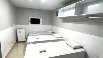 ملاءات للفراش لا تسبب الحساسية وميني بار وستائر تعتيم وواي فاي مجانًا