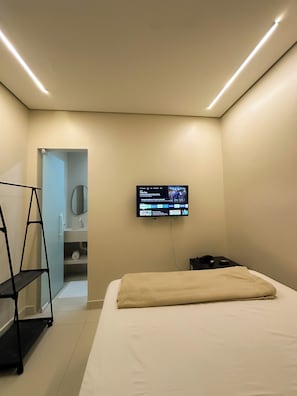 Enkeltrom | Allergitestet sengetøy, minibar, blendingsgardiner og wi-fi (inkludert)