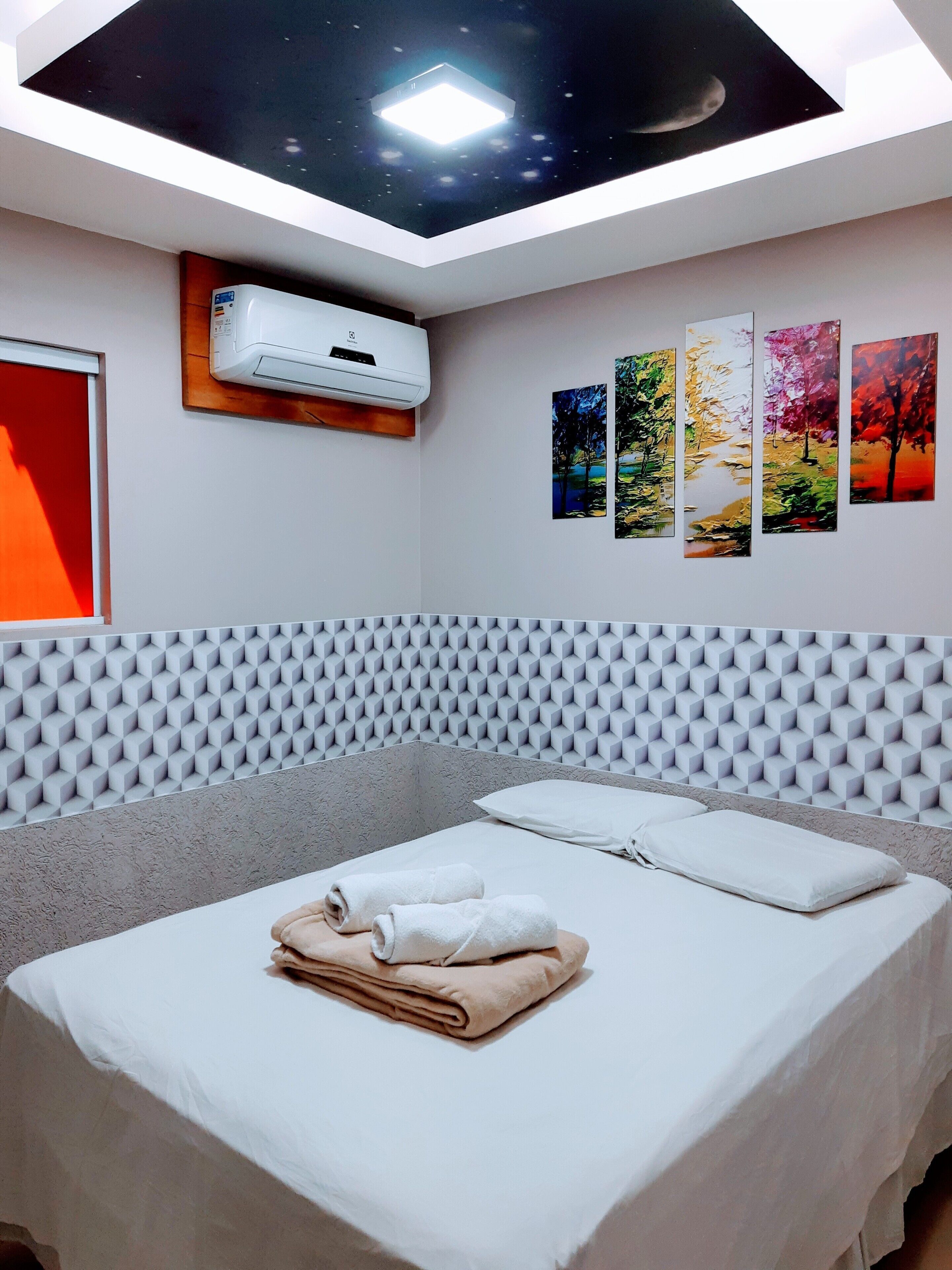 Ropa de cama hipoalergénica, minibar, cortinas opacas y wifi gratis