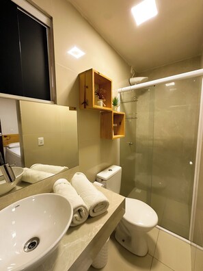Shower, rainfall showerhead, towels, soap - Teresina Hotel (Teresina)