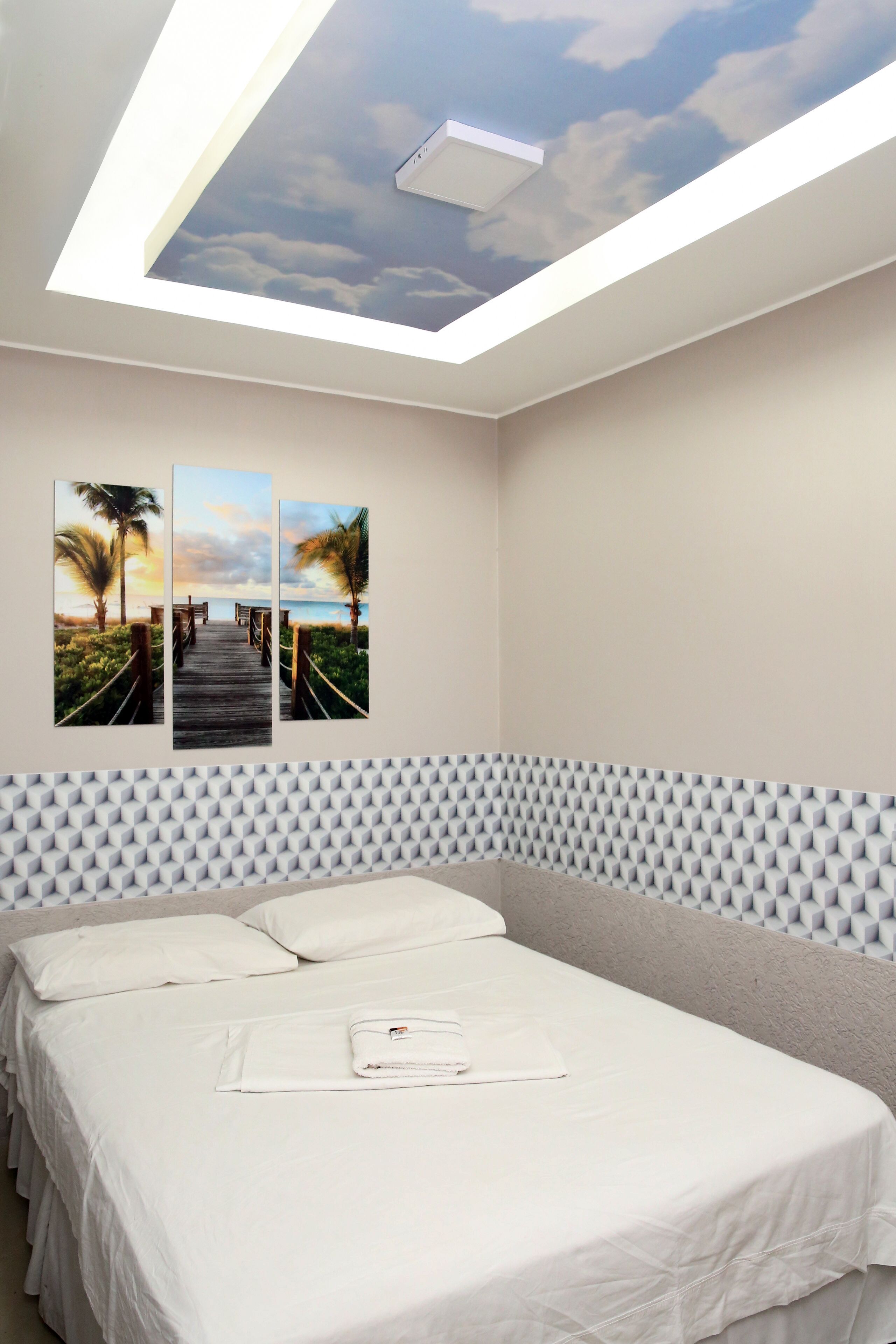 Quarto casal | Roupas de cama antialérgicas, frigobar, cortinas blackout