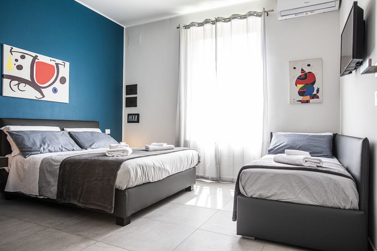 Habitación triple Deluxe | Edredón, camas con efecto memoria y caja de seguridad en la habitación