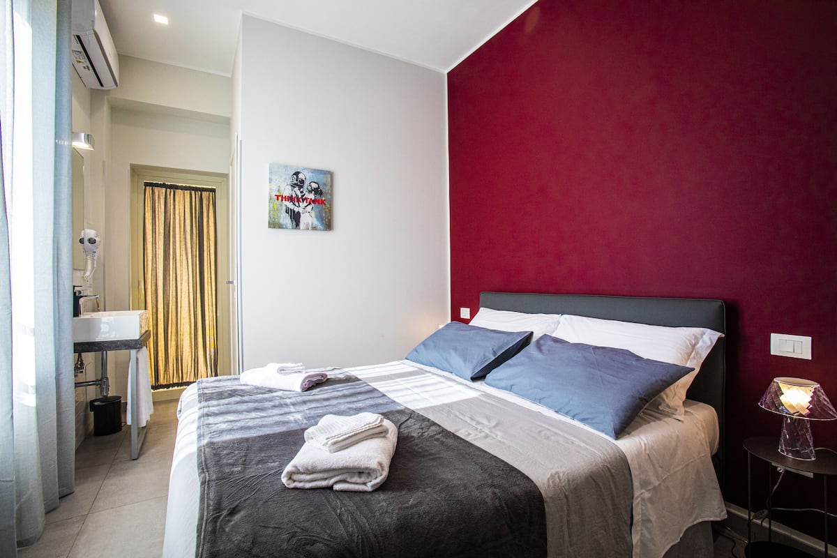 Habitación doble Deluxe, balcón | Edredón, camas con efecto memoria y caja de seguridad en la habitación