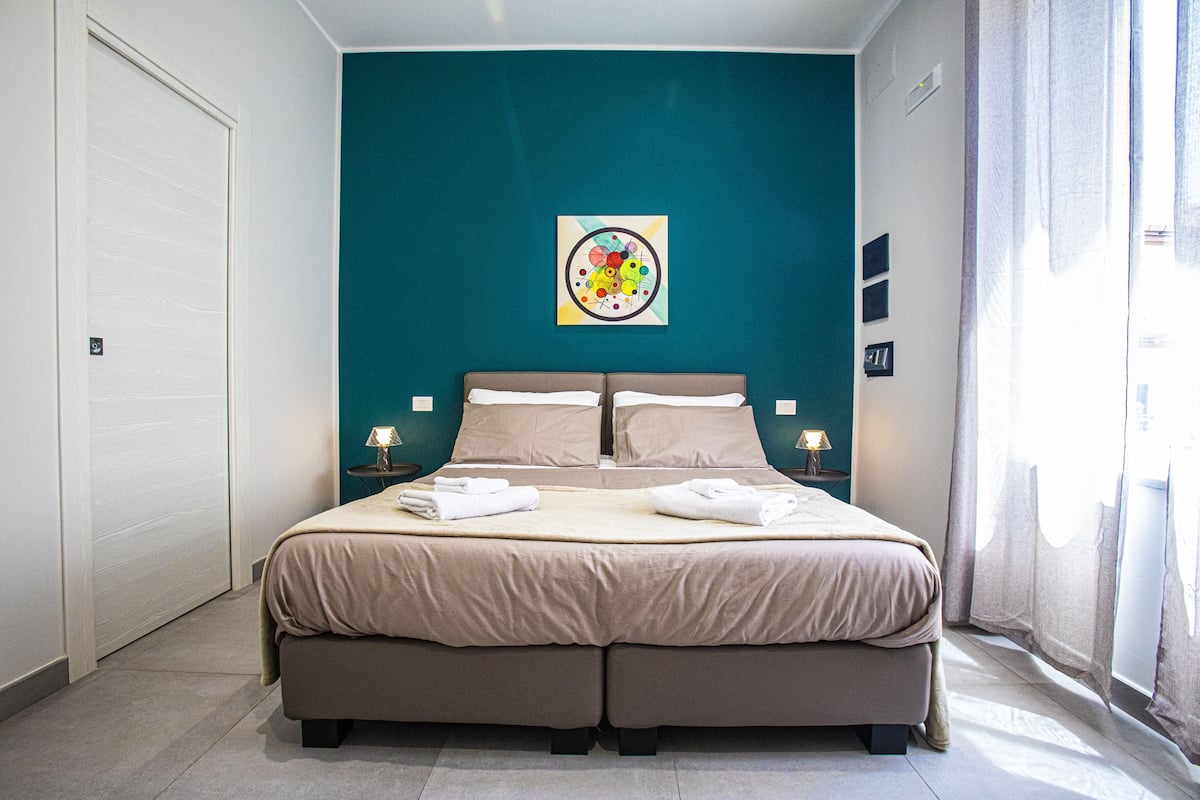 Habitación Deluxe con 1 cama matrimonial o 2 individuales | Edredón, camas con efecto memoria y caja de seguridad en la habitación