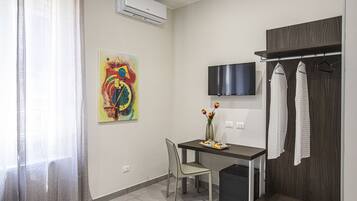 Habitación Deluxe con 1 cama matrimonial o 2 individuales | Edredón, camas con efecto memoria y caja de seguridad en la habitación