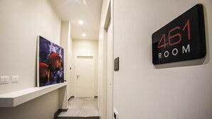 A hallway with a sign indicating room 461. - Garibaldi 136 (Naples)