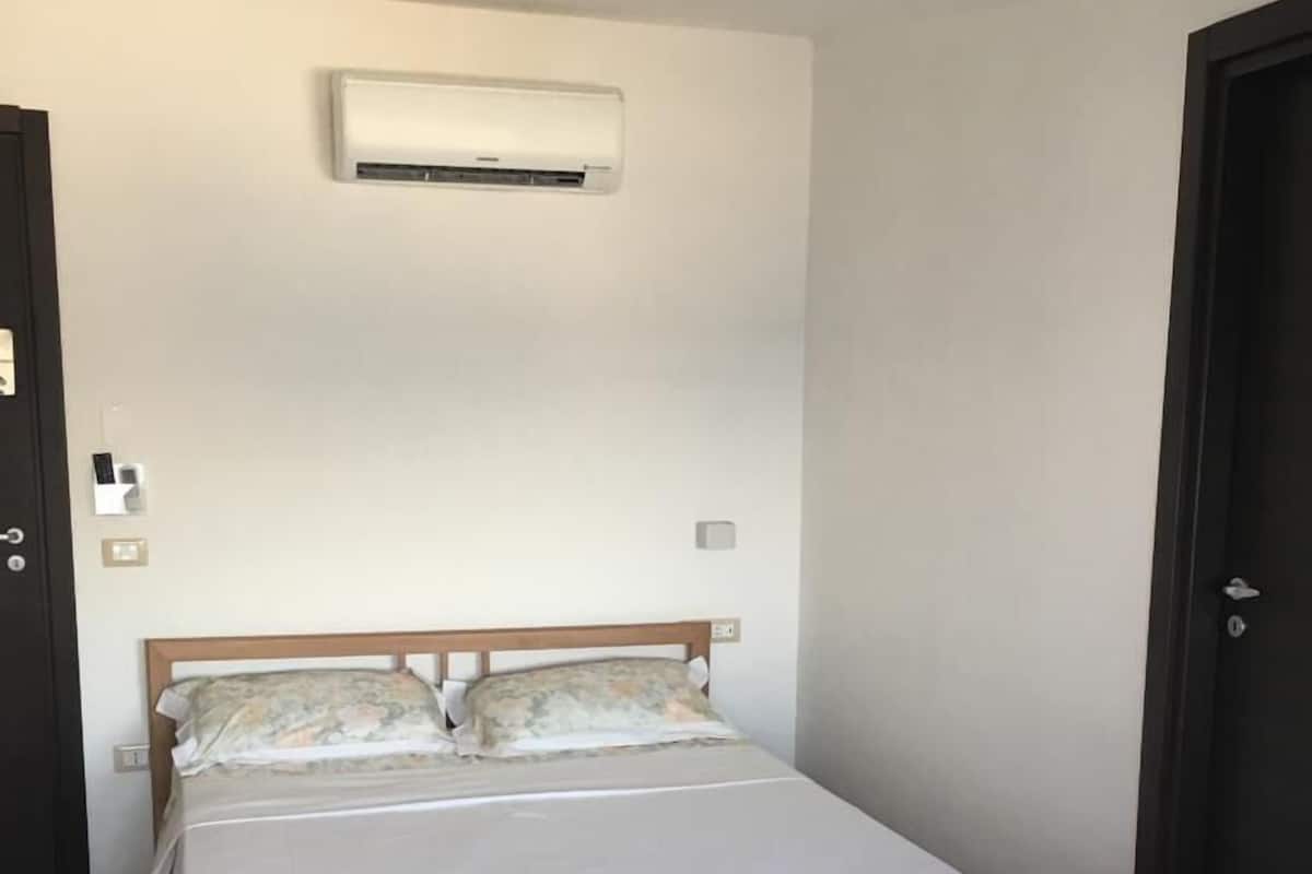 Estudio familiar, vista al mar | Escritorio, tabla de planchar con plancha, wifi gratis y ropa de cama