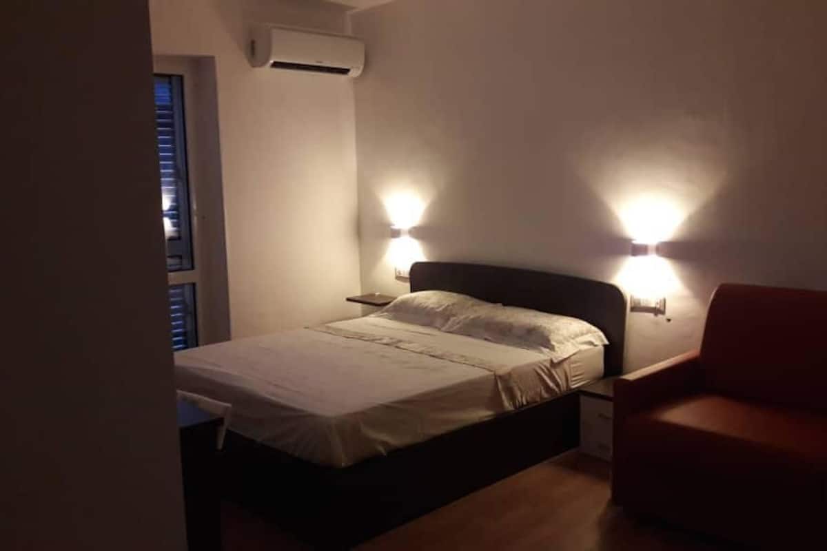Escritorio, tabla de planchar con plancha, wifi gratis y ropa de cama