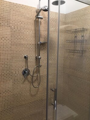 Dusche, Regendusche, Haartrockner, Bidet