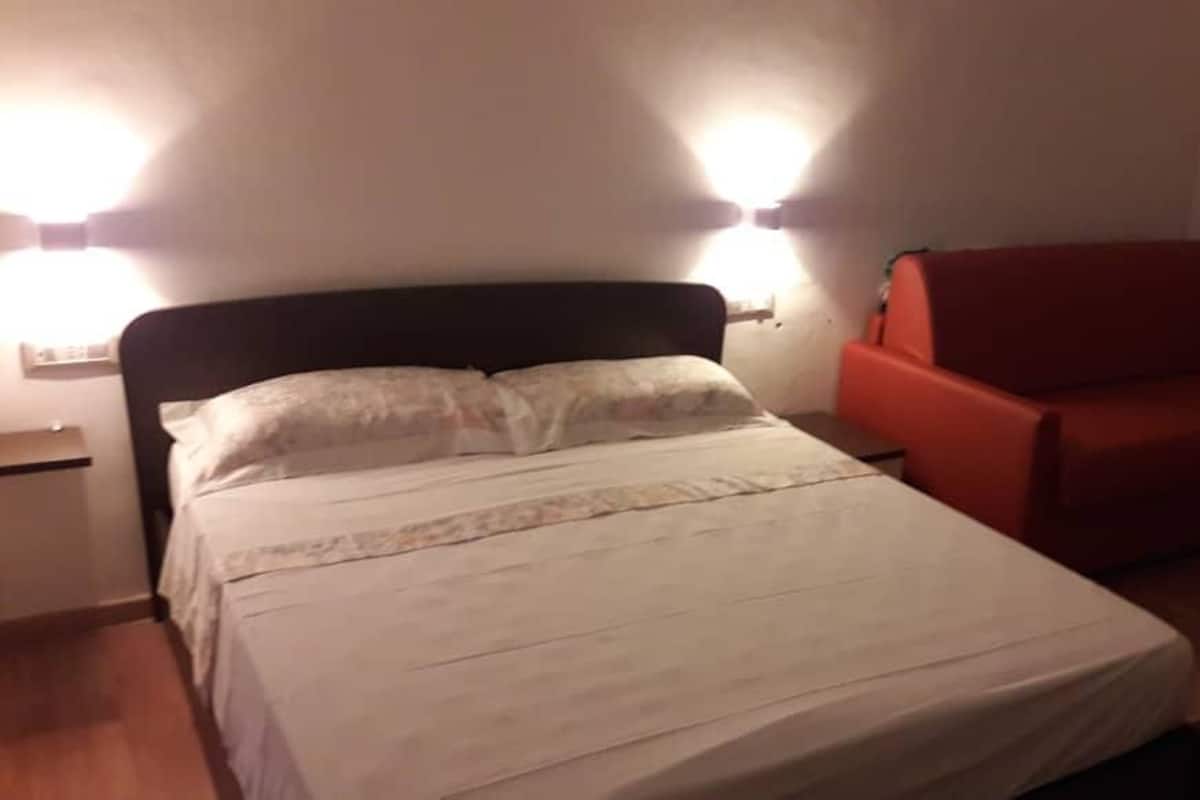 Escritorio, tabla de planchar con plancha, wifi gratis y ropa de cama